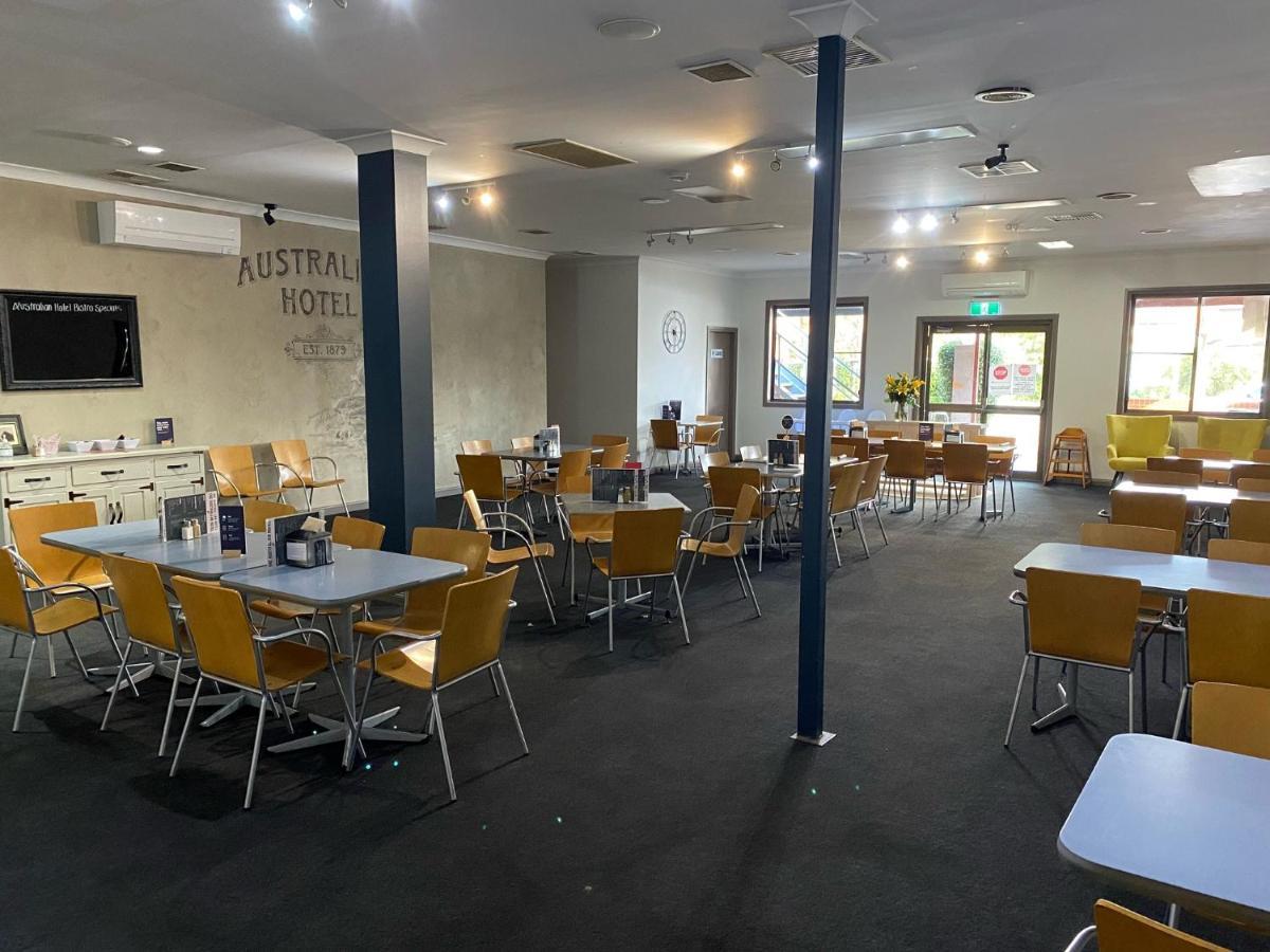 Australian Hotel Young Bagian luar foto