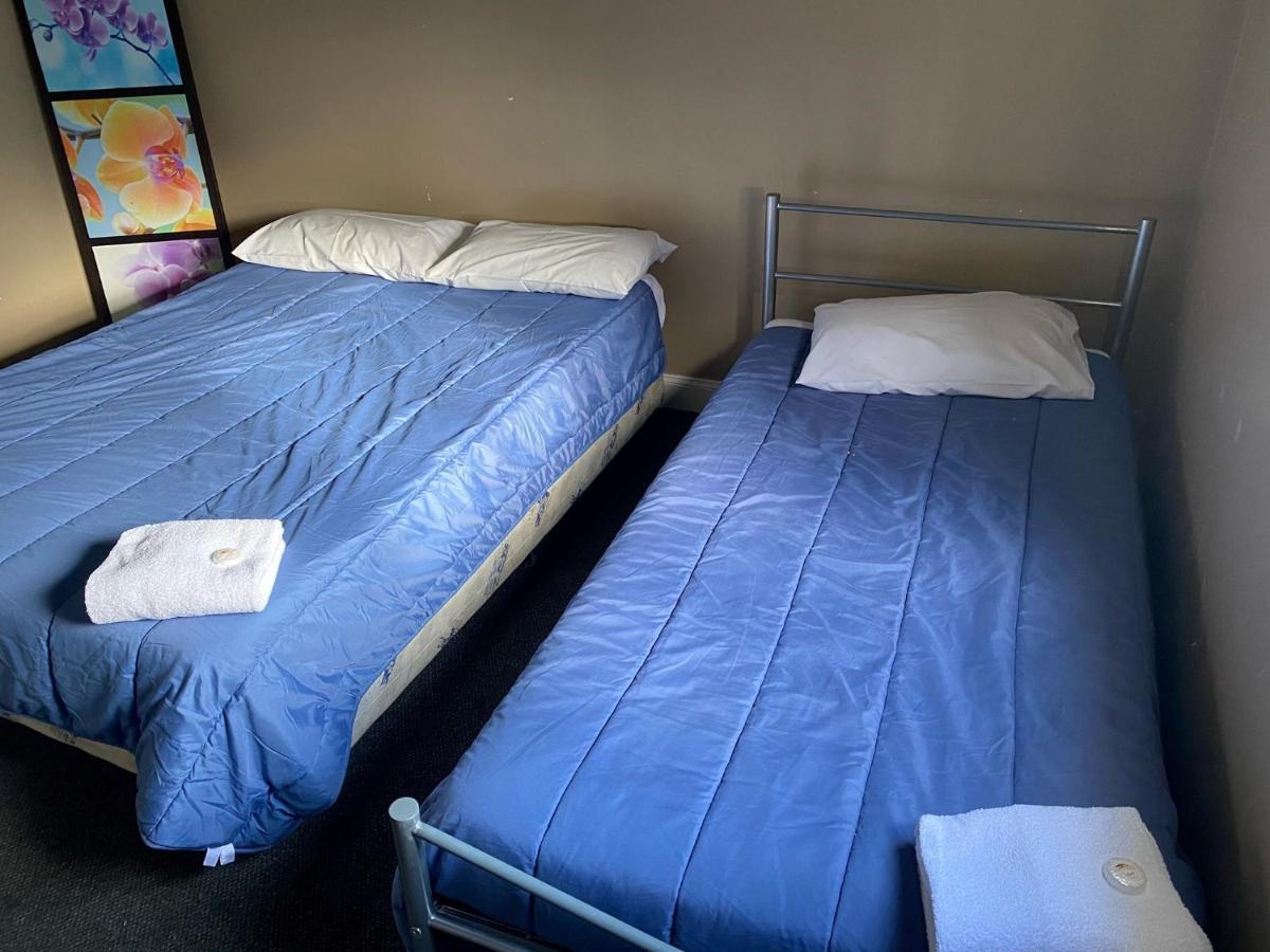 Australian Hotel Young Bagian luar foto