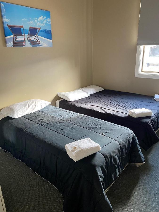 Australian Hotel Young Bagian luar foto
