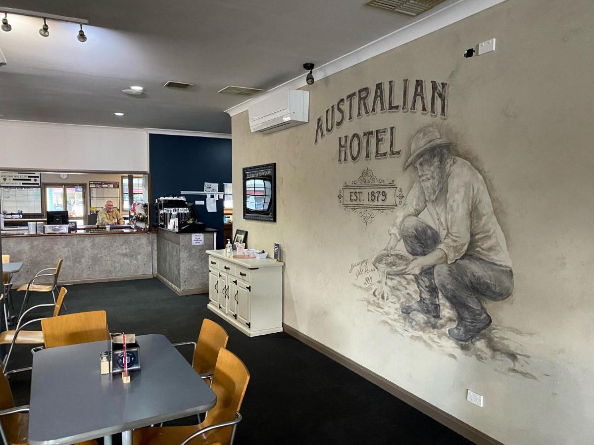 Australian Hotel Young Bagian luar foto